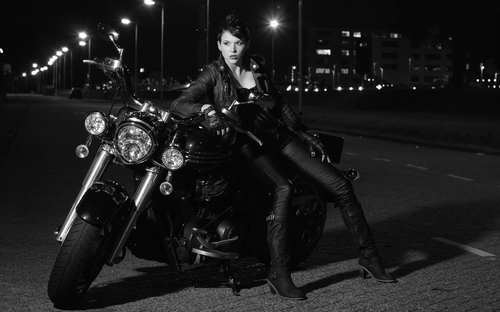 Photo Beautiful girls and motorcycles in Eskisehir