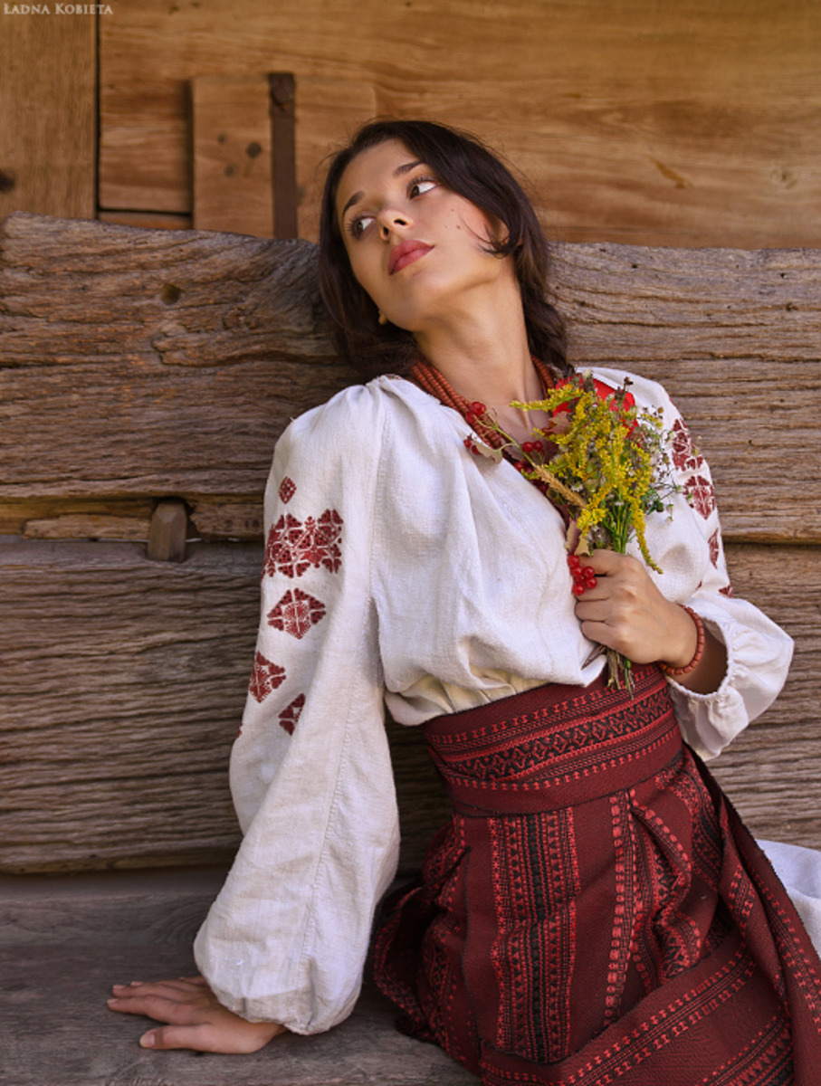 Girls in Slavic costumes in Eskisehir