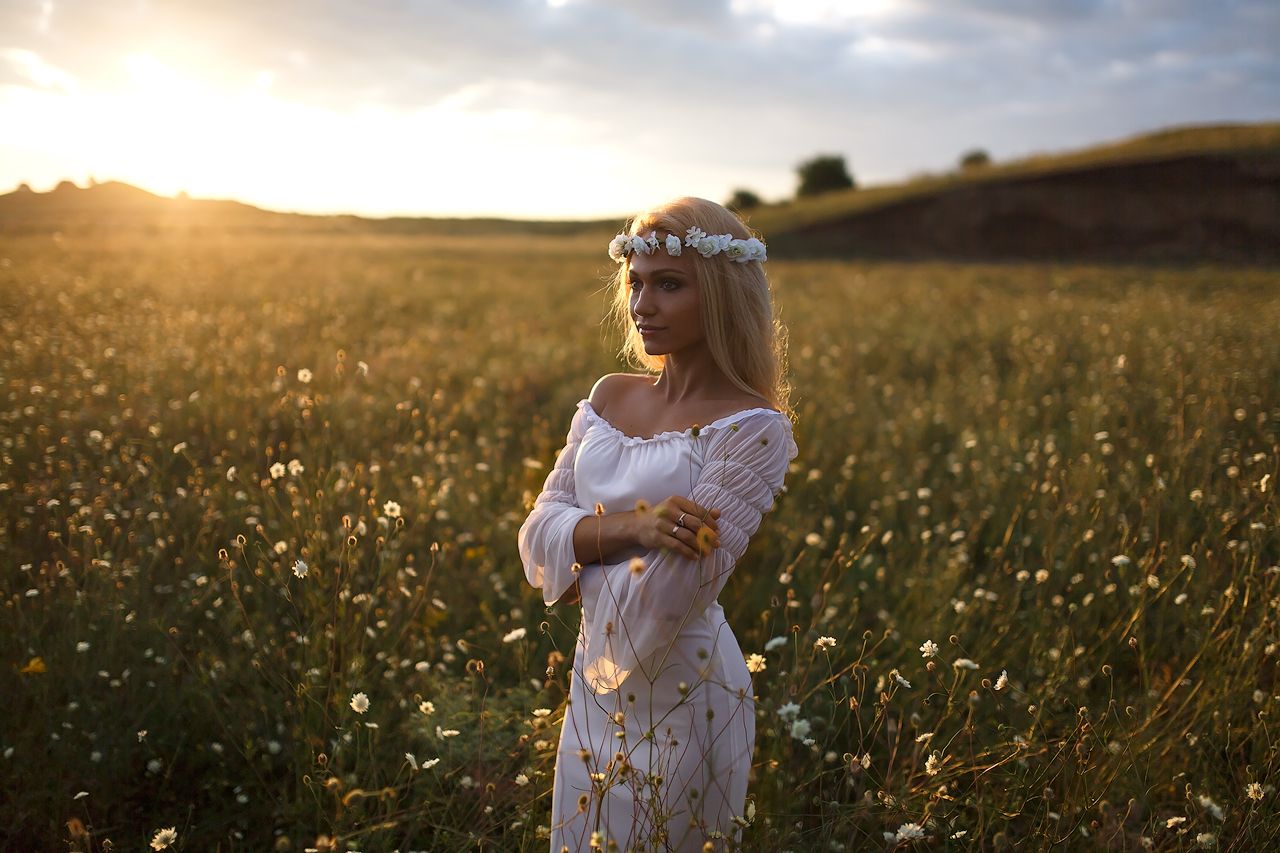 Girls in Slavic costumes in Eskisehir