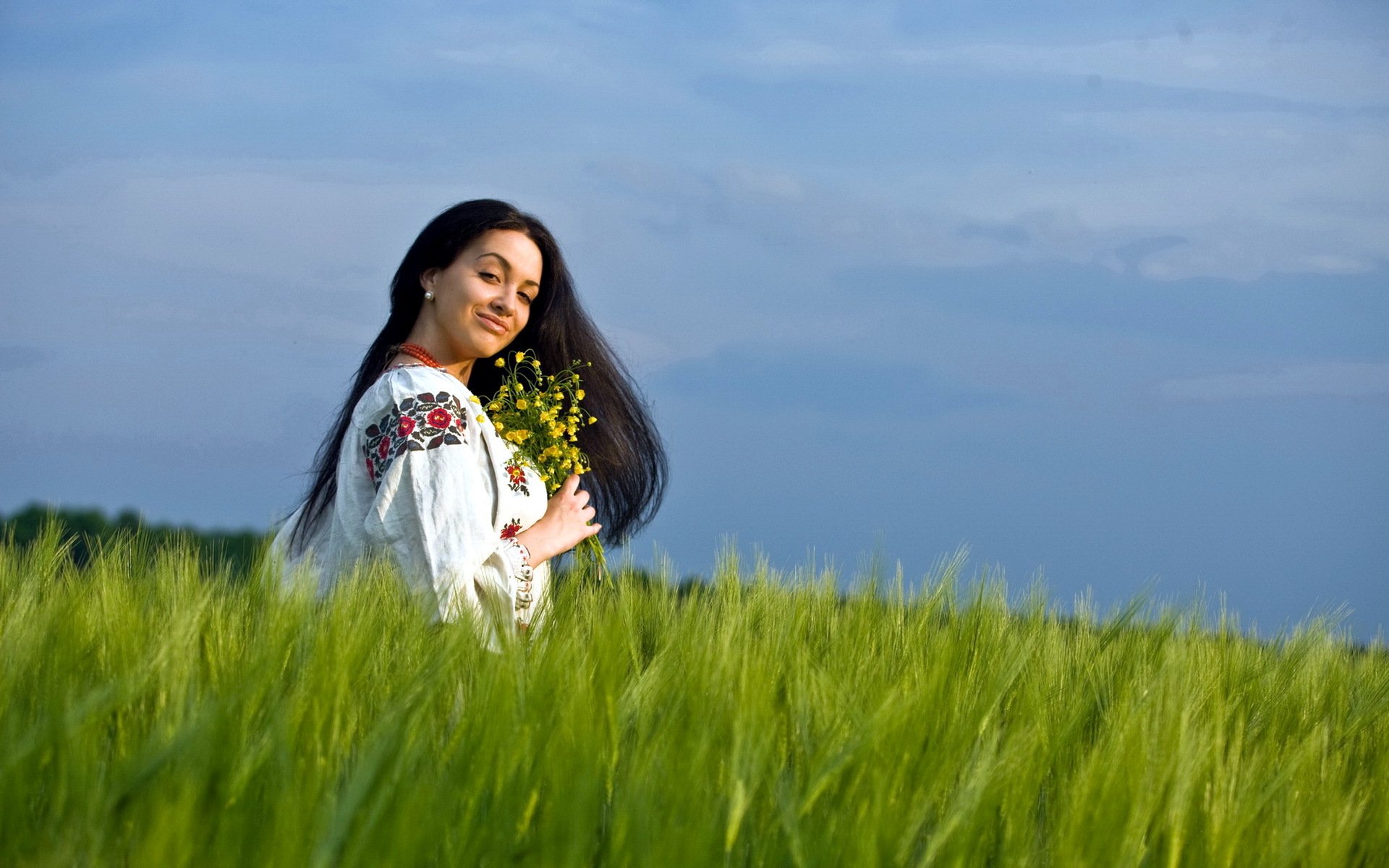 Girls in Slavic costumes in Eskisehir